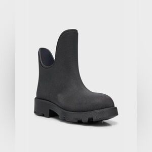 Authentic BURBERRY “Ray Rubber Ankle Boots”
New In Box🔥